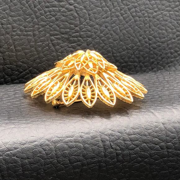 Monet Vintage Gold Tone Dome Brooch Layered Open Work Starburst Flower Pin MCM - Picture 6 of 11